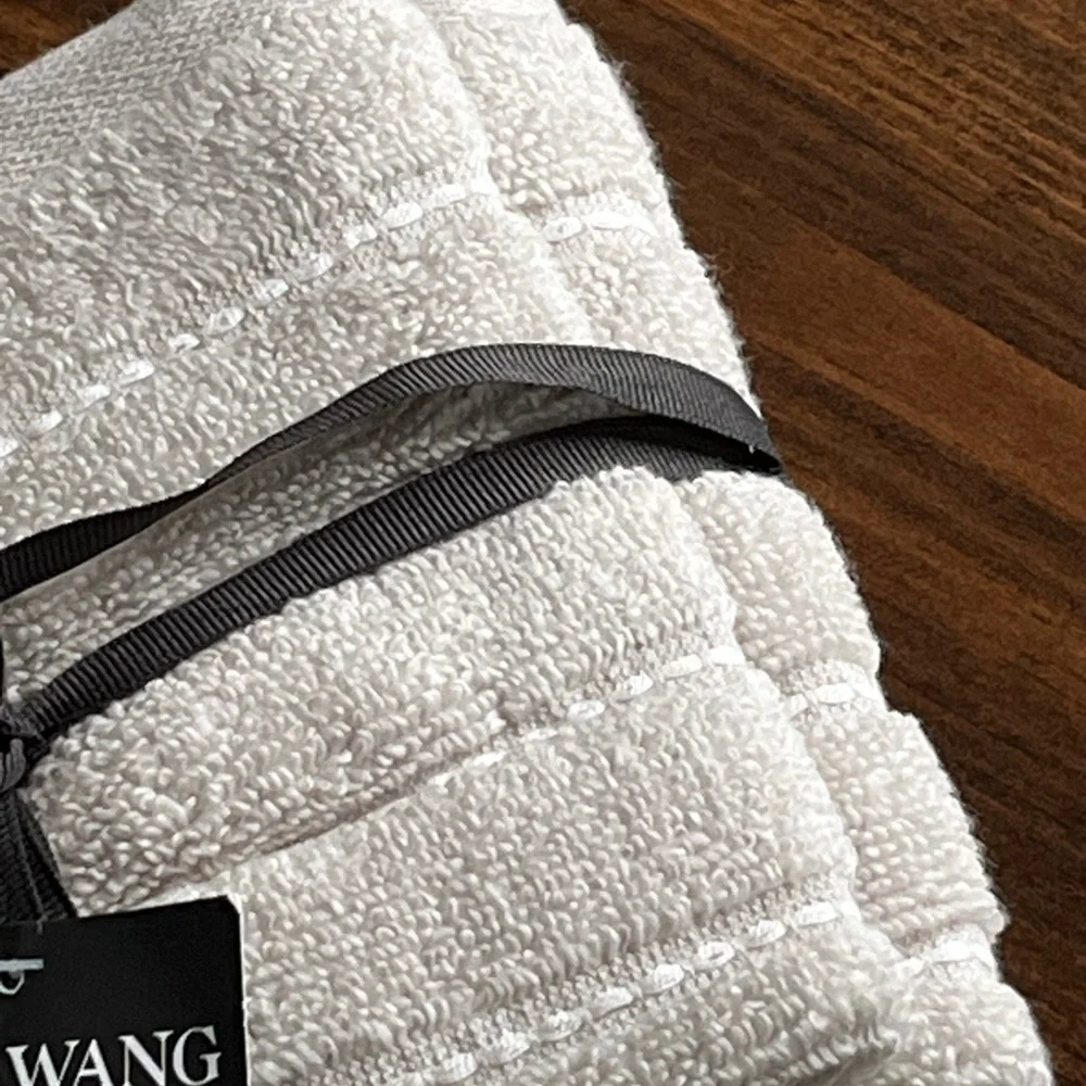 Vera Wang Set Of 4 washcloths NWT
